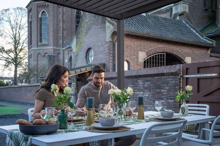 Taras zadaszony – jak go urządzić?